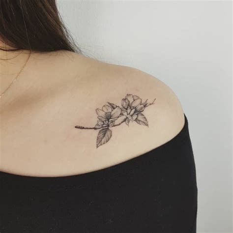 tatuajes en los senos para mujer|Tatuajes de mujer en el pecho